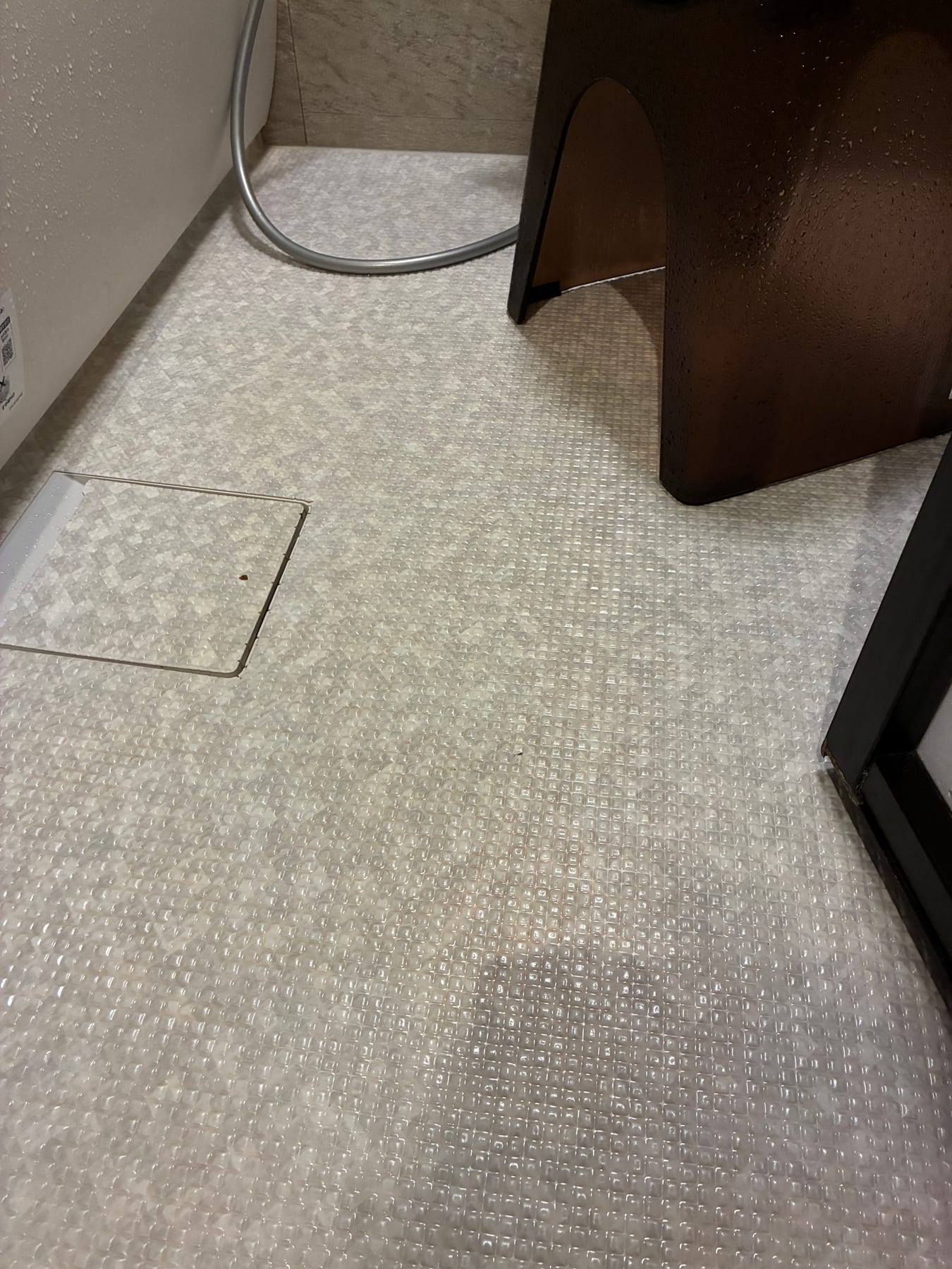 細かな凹凸がある白い浴室床