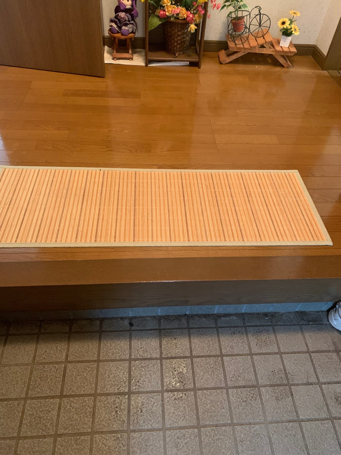 玄関土間から室内へ上がる高さのある段差