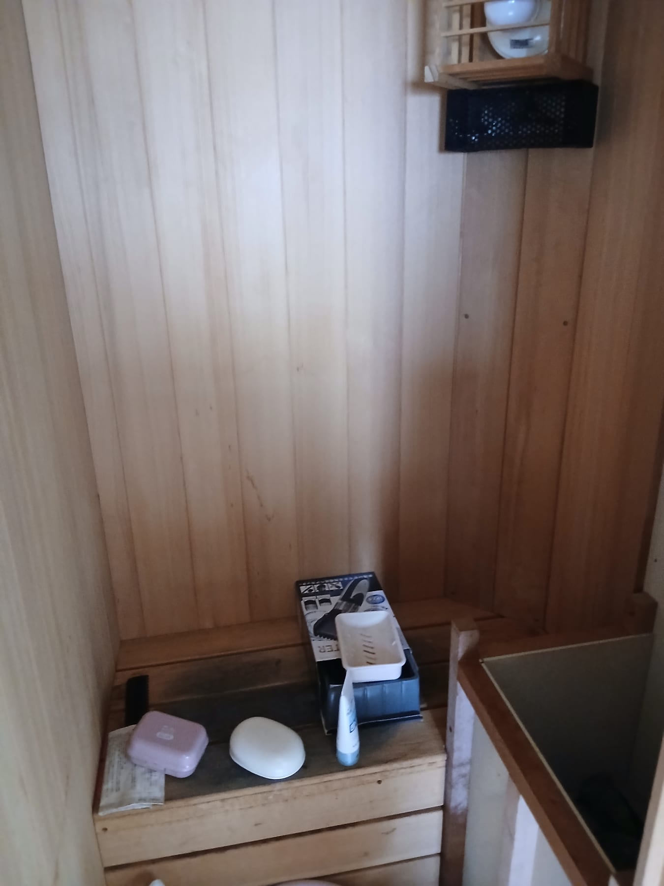 家庭用サウナの木製ベンチと室内