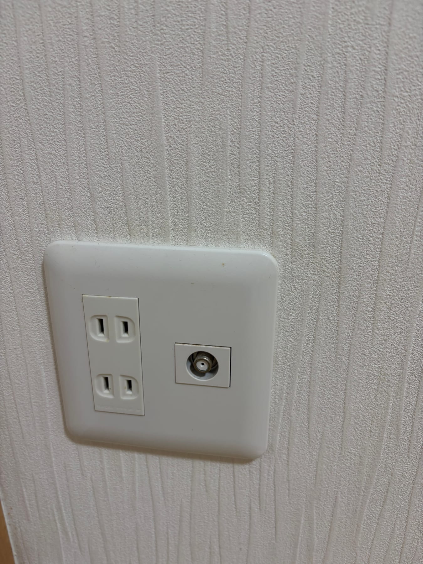 電源コンセントとテレビ端子のみでLAN端子がない壁面プレート
