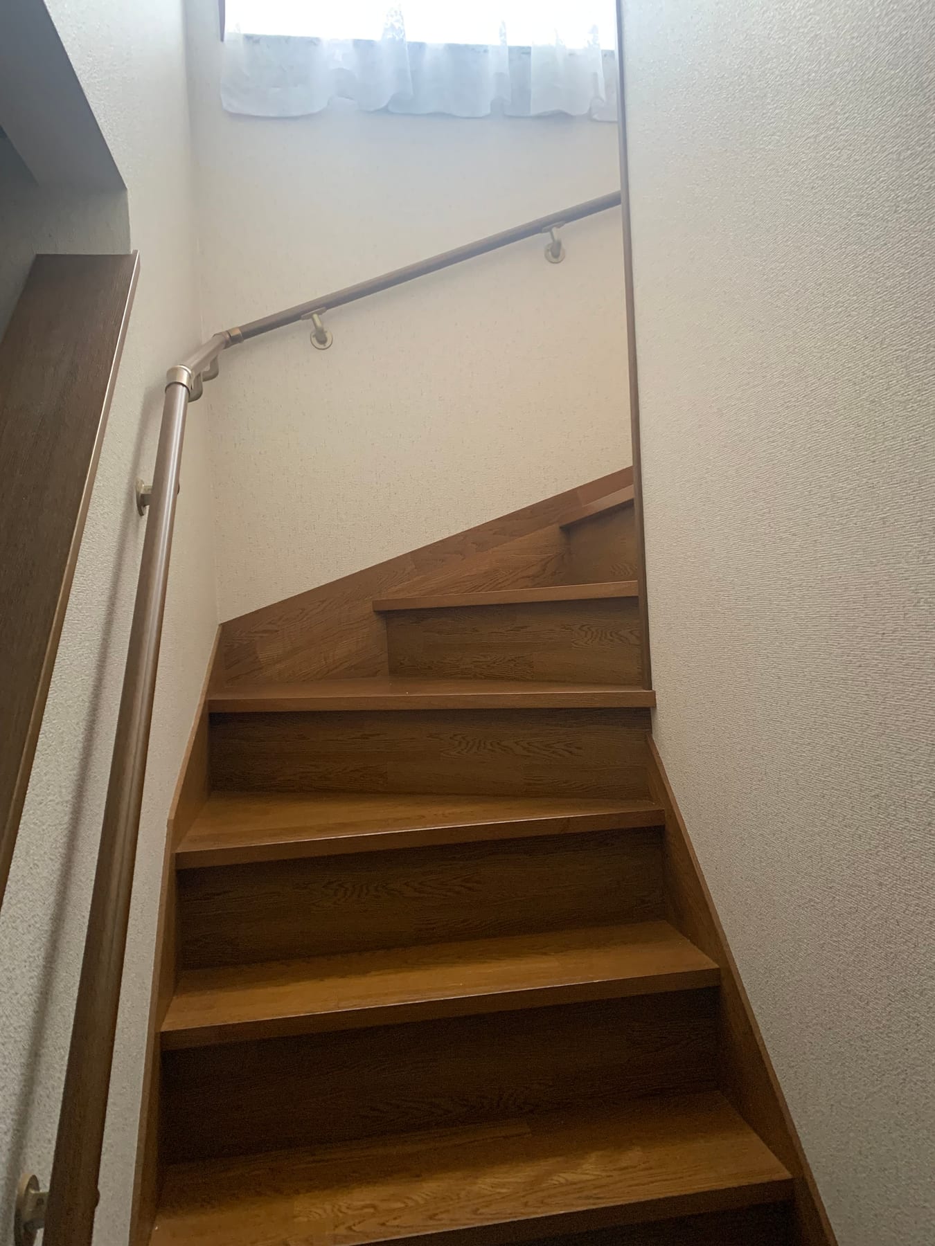 廊下から見上げた住宅内の階段