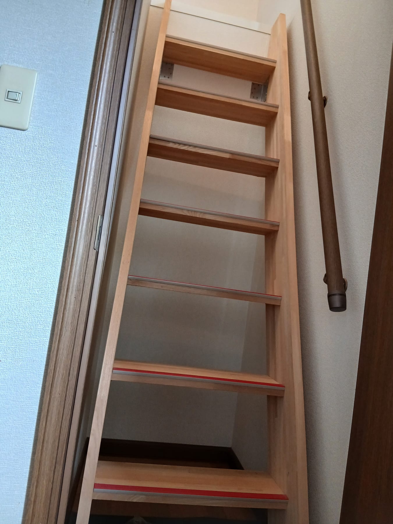 下から見上げた勾配の急な木製階段